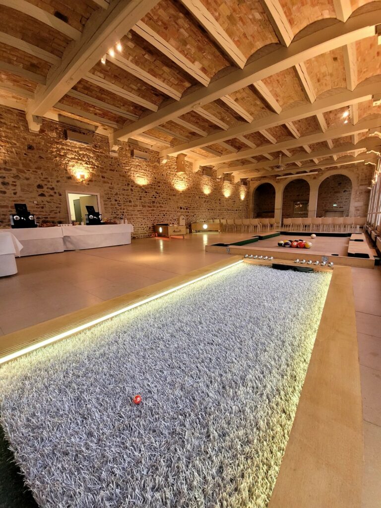 baby-petanque-mini-petanque-sur-table-jaune-768x1024